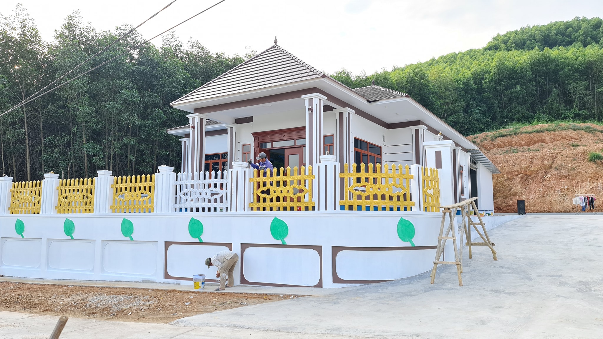bờ tường của ngôi nhà biệt thự vườn được sơn nhũ vàng đồng KISONA